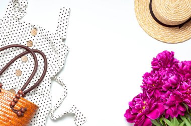 Hasır kamış ya da güzel pembe şakayık çiçekli kadın eko çantası beyaz arka planda hasır şapka. Şakayıklı kadın moda aksesuarı, bahar yaz konsepti, çiçekli kart.