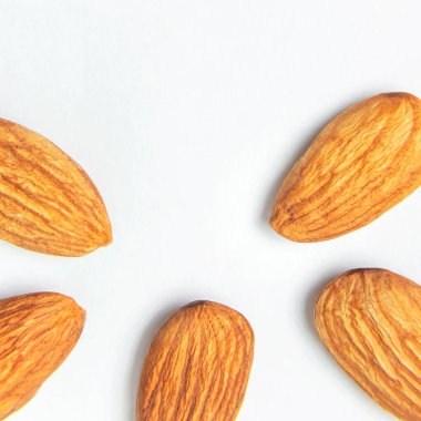 Yaratıcı gıda düzeni. Beyaz arkaplandaki badem üst görünüm kopyalama alanı. Yiyecek kavramı, sağlıklı beslenme, fındık, sağlıklı yağ. Düz yatıyordu. Badem deseni. Organik sağlıklı vejetaryen atıştırması.