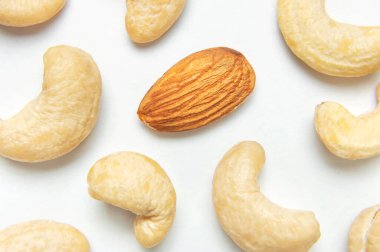 Yaratıcı gıda düzeni. Beyaz arkaplandaki kaju rengi üst görünüm kopyalama alanı. Yiyecek kavramı, sağlıklı beslenme, fındık, sağlıklı yağ. Düz yatıyordu. Kaju deseni. Organik sağlıklı vejetaryen atıştırması.