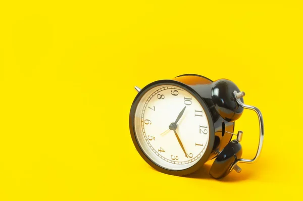 Reloj Despertador Vintage Negro Con Esfera Blanca Sobre Fondo Amarillo — Foto de Stock