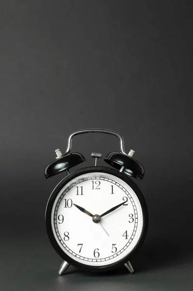 ブラックバックグラウンドフラットレイコピースペース上のホワイトダイヤルとブラックヴィンテージアラーム時計 レトロな時計機械式目覚まし時計 最小限の背景 時間の概念 仕事時間 — ストック写真