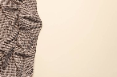 Doğal kahverengi pamuk kumaş, klasik desenli ayakla narin bej arka plan manzaralı, düz ve fotokopi alanı var. Doğal keten arka plan. Eko tekstil. Kumaş dokusu. Kumaş arkaplan.