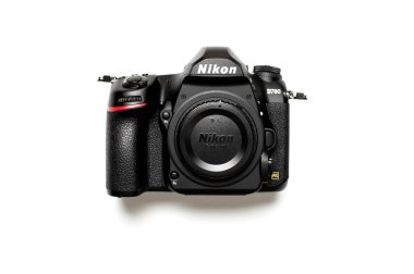 MOSCOW, RUSSIA - 15 Temmuz 2020: Modern SLR ve aynasız kamera Nikon D780 FX beyaz arka planda yatıyordu. Objektifsiz dijital fotoğrafçılık tekniği.
