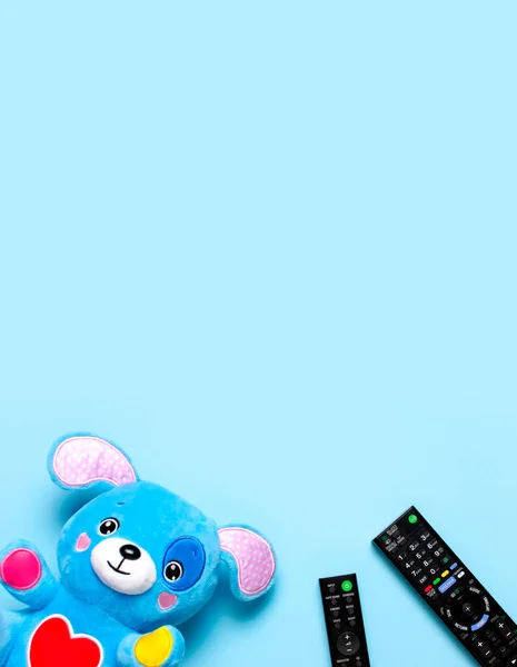 Zwarte Audio Afstandsbediening Baby Speelgoed Rammelaars Speelgoed Puppy Blauwe Achtergrond — Stockfoto