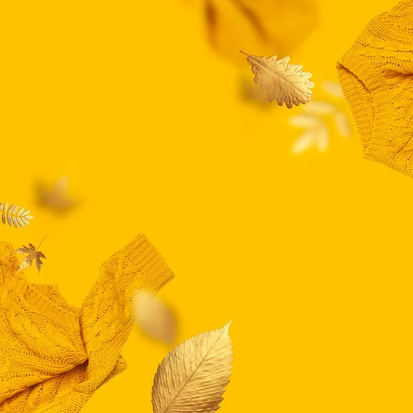 Ramka Wykonana Pomarańczowo Latającego Damskiego Swetra Złotych Jesiennych Liści Żółtym — Zdjęcie stockowe