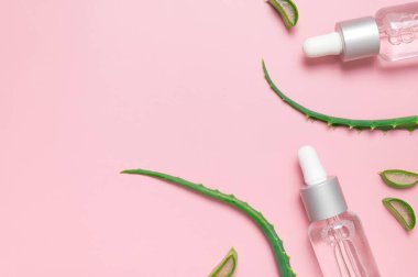 Organik kozmetik ürünleri. Doğal kozmetik konsepti. Kozmetik yağ, serum, aloe vera özlü jel pembe arka planda pipeti olan cam kapta. En üstteki düz yerde. Kozmetik SPA marka modeli.