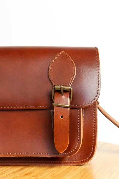 Modische Braune Damentasche Aus Echtem Leder Auf Holztisch Vor Weißer — Stockfoto