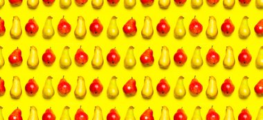 Sarı arka planda kusursuz sulu taze yeşil ve kırmızı armut deseni düz üst görünüm fotokopi alanı yatıyordu. Meyve arka planı, organik sağlıklı yiyecekler. Hasat konsepti. Armutlu yaratıcı arkaplan.