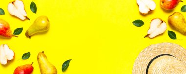 Olgun yeşil armutlar, sarı arka planda hasır şapka düz üst görünüm kopya alanı yatıyordu. Meyve arka planı, organik sağlıklı yiyecekler. Hasat konsepti. Armut ve yeşil yapraklı yaratıcı arkaplan.