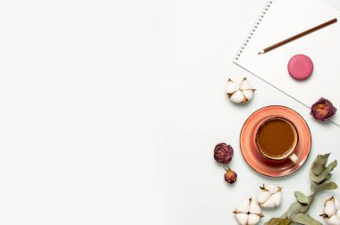 Düz sonbahar kompozisyonu. Bir fincan kahve, pembe örülmüş kadın süveteri ya da sıcak ekose pamuk çiçekleri beyaz arka planda beyaz arka plan görünümlü beyaz okaliptüs pasta, boş defter kalemi. Sonbahar kavramı.
