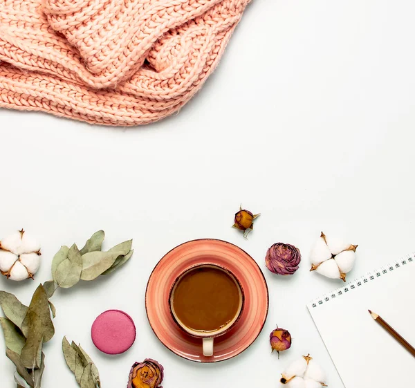 平らなレイアウト秋の組成 コーヒーピンクのニットの女性のセーターや暖かい再生綿の花のカップ乾燥バラユーカリマカロンケーキ白の背景上のビューにノートブックペンシル 秋のコンセプト — ストック写真