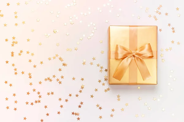 新年礼物 金色的节日彩带礼物 灰色背景下的五彩斑斓的明星 平铺圣诞节2020年庆祝活动 礼品盒喜庆的装饰品惊喜生日 — 图库照片
