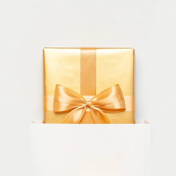 Schöne Goldene Geschenk Weiße Papiertüte Auf Grauem Hintergrund Draufsicht Flach — Stockfoto