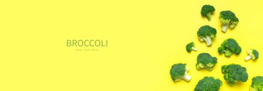 Yaratıcı gıda konsepti. Sarı arka planda taze çiğ yeşil brokoli. Sağlıklı sebzeler, diyet organik yiyecekler, vitaminler. Düz görünüm kopyalama alanı yatıyordu. Brokoli lahanası soyut desen.