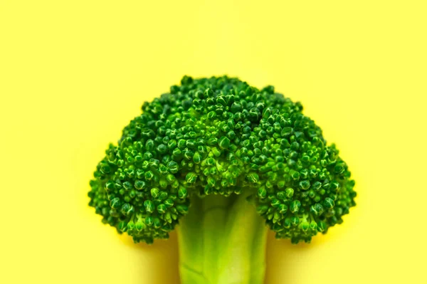 创意食品概念 鲜绿色的花椰菜 黄色背景 健康的蔬菜 有机食品 维生素 平面放置顶部视图复制空间 花椰菜抽象图案 — 图库照片