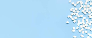 Mavi arka planda beyaz, tatlı şekerlemeler üst görünüm kopyalama alanında yatıyordu. Kış ya da sonbahar yemekleri, yeni yıl ya da Noel tatlılığı, şeker, tatlı. Şekerleme dokusu. Asgari biçim.