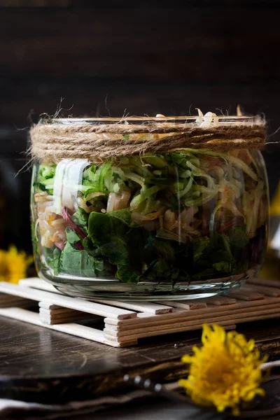 Вегетарианский Салат Соевых Бобов Банке — стоковое фото