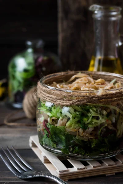Szója Hajtások Egy Korsó Vegetáriánus Saláta — Stock Fotó