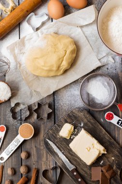 Düzen araçlarını ve pişirme için malzemeler. Düz yatıyordu