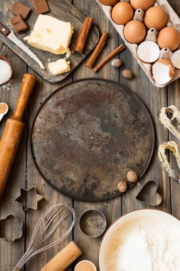 Düzen araçlarını ve pişirme için malzemeler. Düz yatıyordu