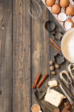 Düzen araçlarını ve pişirme için malzemeler. Düz yatıyordu