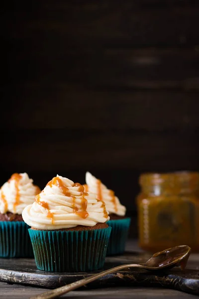 Cupcakes Con Crema Caramelo Sobre Fondo Oscuro —  Fotos de Stock