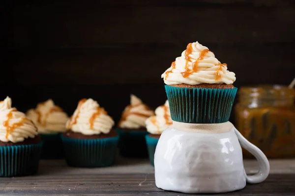 Cupcakes Con Crema Caramelo Sobre Fondo Oscuro —  Fotos de Stock