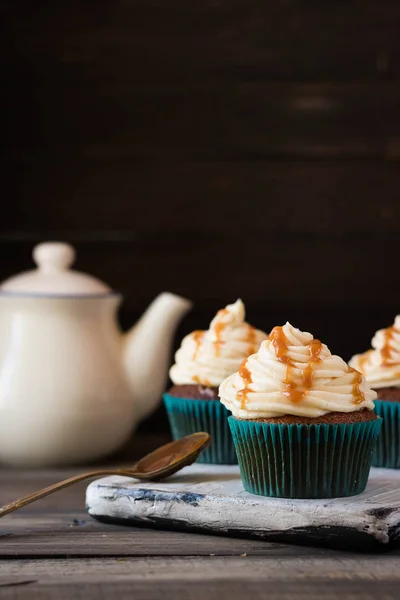 Cupcakes Con Crema Caramelo Sobre Fondo Oscuro —  Fotos de Stock