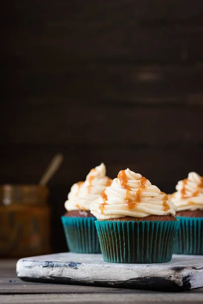 Cupcakes Con Crema Caramelo Sobre Fondo Oscuro —  Fotos de Stock