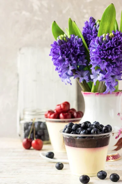 İtalyan pana cota berry reçel ve hafif bir arka plan üzerinde taze yaban mersini ile