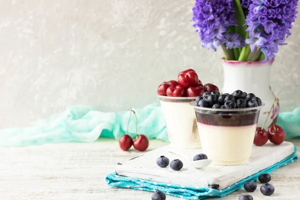 İtalyan pana cota berry reçel ve hafif bir arka plan üzerinde taze yaban mersini ile