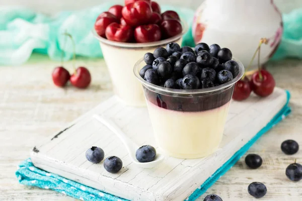 İtalyan pana cota berry reçel ve hafif bir arka plan üzerinde taze yaban mersini ile