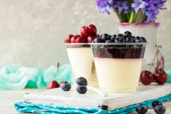 İtalyan pana cota berry reçel ve hafif bir arka plan üzerinde taze yaban mersini ile