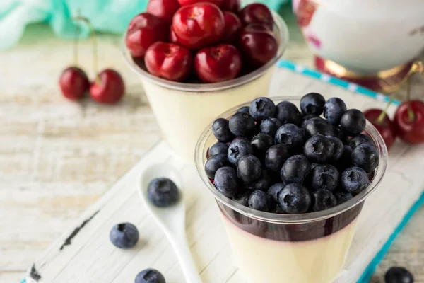 İtalyan pana cota berry reçel ve hafif bir arka plan üzerinde taze yaban mersini ile