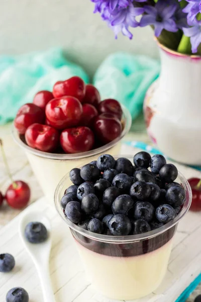 İtalyan pana cota berry reçel ve hafif bir arka plan üzerinde taze yaban mersini ile