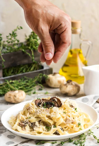 Паста Феттучини Грибами Жареной Куриной Ветчиной Сливочном Соусе Сыра Светлом — стоковое фото