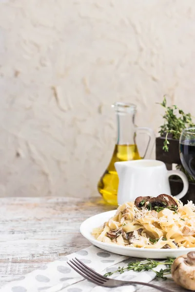 Fettuccine Pasta Con Funghi Prosciutto Pollo Fritto Salsa Formaggio Cremoso — Foto Stock