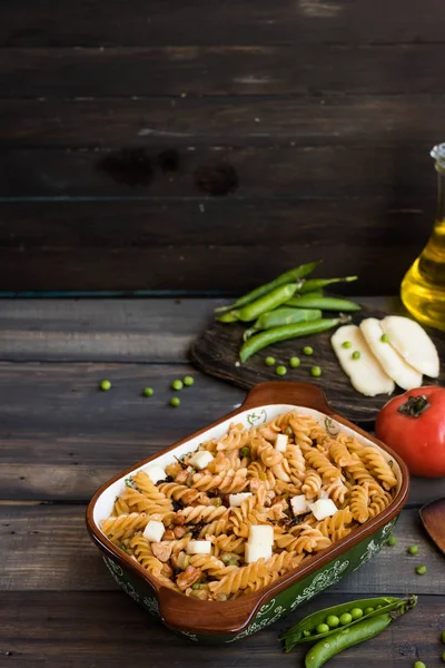 Pasta Fusilli Con Calabacín Queso Cabra Guisantes Verdes Sobre Fondo — Foto de Stock