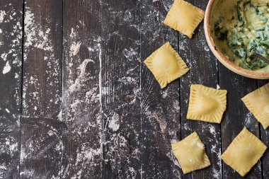 Ricotta, ıspanak ve Hindistan cevizi ile mantı yapma süreci