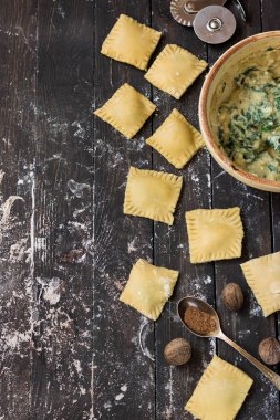 Ricotta, ıspanak ve Hindistan cevizi ile mantı yapma süreci