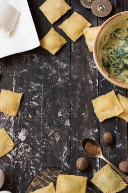 İtalyan ev yapımı ravioli ıspanak, ricotta ve Hindistan cevizi ile adım adım hazırlanması