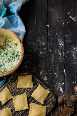 Ricotta, ıspanak ve Hindistan cevizi ile mantı yapma süreci