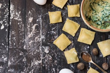 İtalyan ev yapımı ravioli ıspanak, ricotta ve Hindistan cevizi ile adım adım hazırlanması