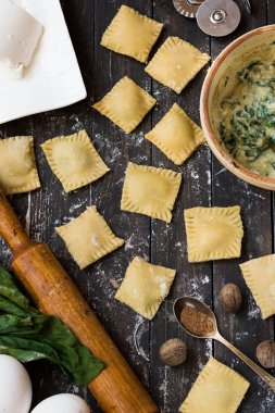 İtalyan ev yapımı ravioli ıspanak, ricotta ve Hindistan cevizi ile adım adım hazırlanması