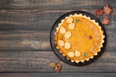 Koyu ahşap arka plan üzerinde bir tatil için geleneksel Amerikan kabak pasta