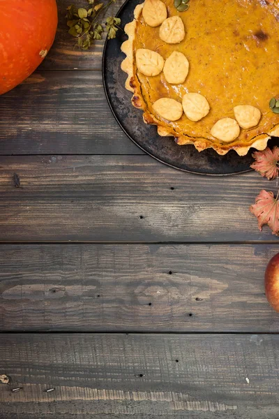Traditioneller Amerikanischer Kürbiskuchen Für Den Urlaub Auf Dunklem Holzgrund — Stockfoto