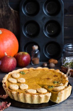 Koyu ahşap arka plan üzerinde bir tatil için yaprak şeklinde bir tanımlama bilgisinin bir dekor ile geleneksel Amerikan kabak pasta