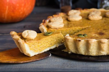 Koyu ahşap arka plan üzerinde bir tatil için yaprak şeklinde bir tanımlama bilgisinin bir dekor ile geleneksel Amerikan kabak pasta