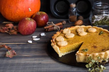 Koyu ahşap arka plan üzerinde bir tatil için geleneksel Amerikan kabak pasta