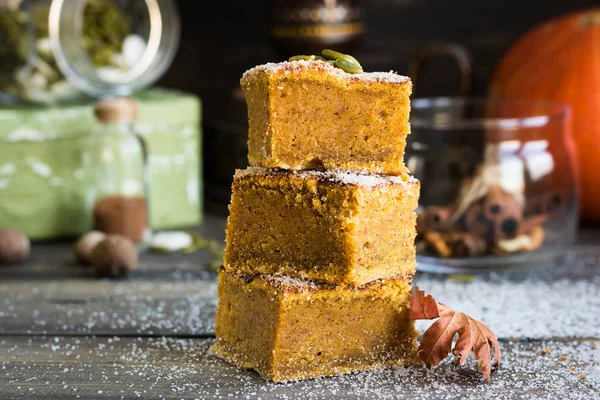 Şeker-tarçın kabuğu ve her gün tatil için ev yapımı kabak çubuklarıyla